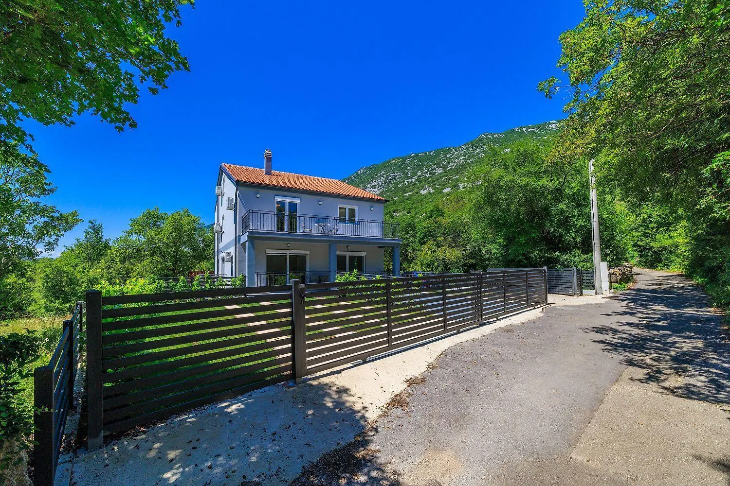 Holiday home Atemberaubende Villa Mit Whirlpool, Privatpool, Aussendusche, Fitnessraum, Waschmaschine Tribalj