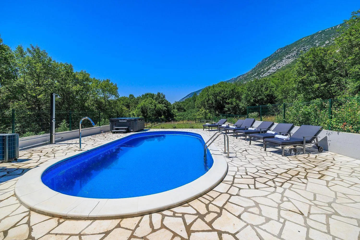 Holiday home Atemberaubende Villa Mit Whirlpool, Privatpool, Aussendusche, Fitnessraum, Waschmaschine Tribalj